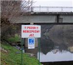 Označení u mostu