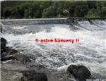 Betonový skluz s ostrými kameny
